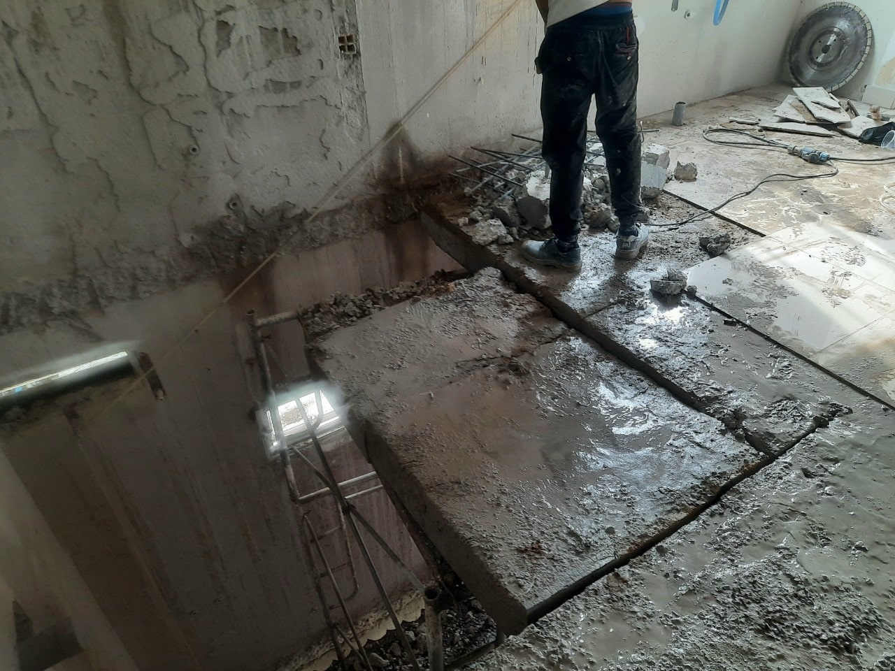 Cắt Bê Tông Làm Cầu Thang Máy Tại Cầu Giấy